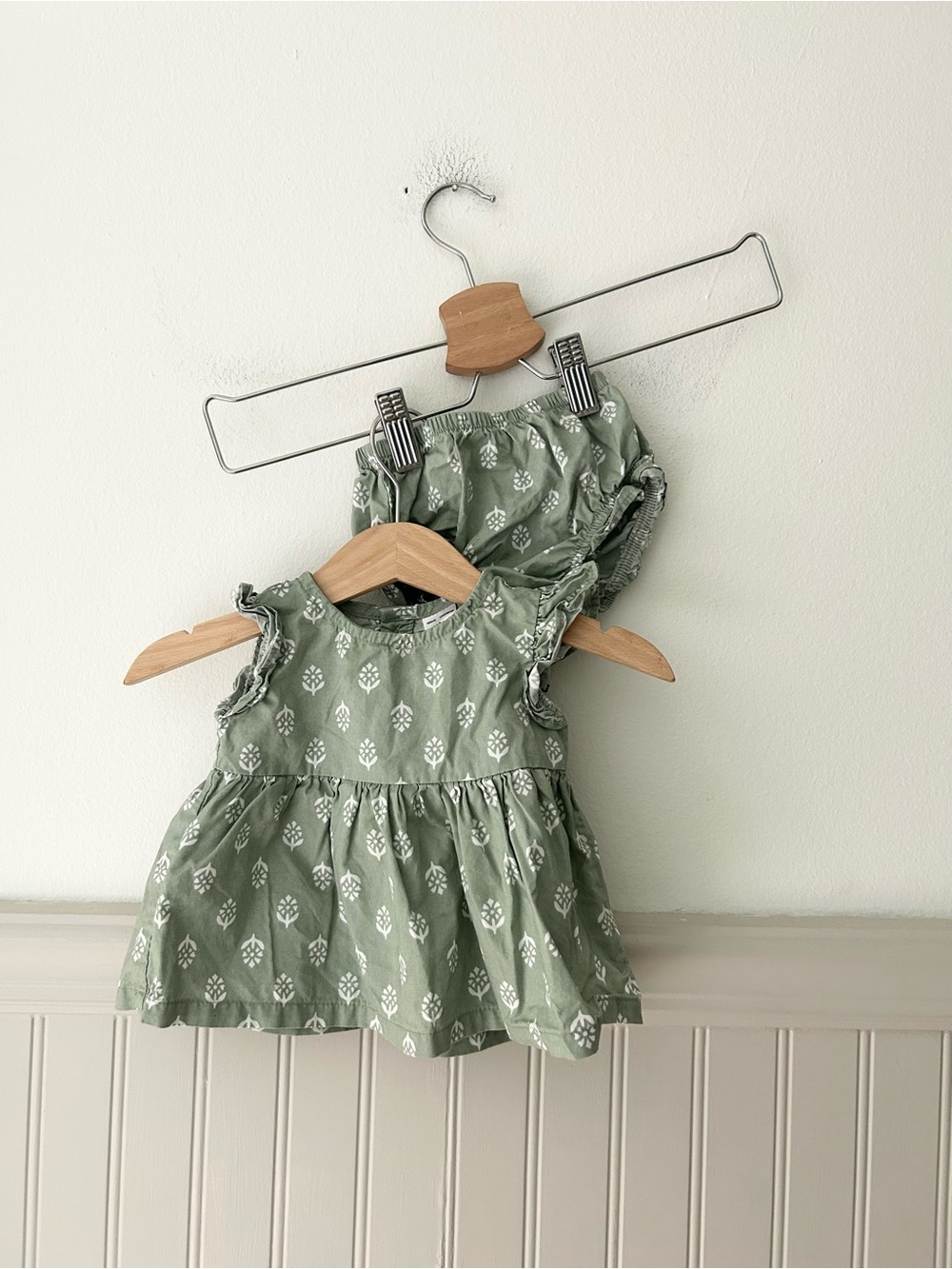 Carter's 3 Months Sage Green Floral Flutter Sleeve Dress and Bloomer Set